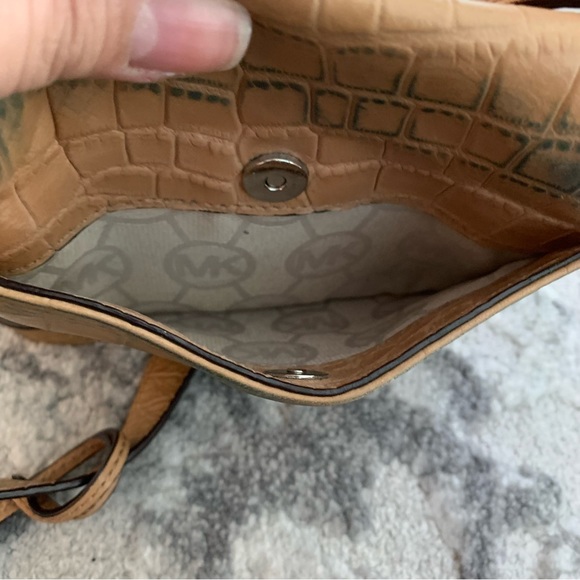 Michael Kors Beige Crossbody Saddle Bag - Picture 4 of 9